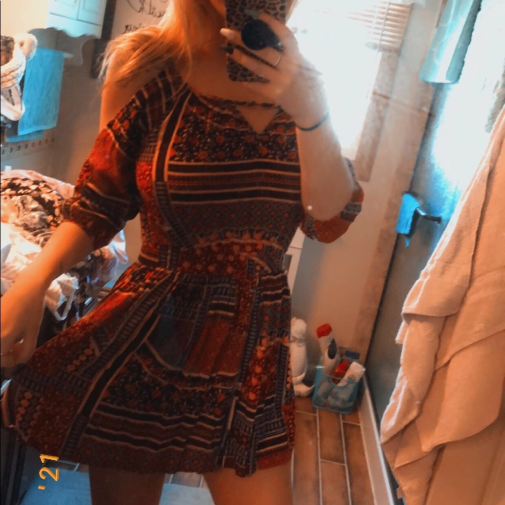Cold shoulder dress. Small